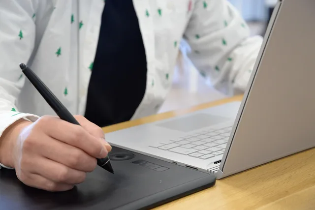graphics tablet, designer, computer, laptop, office, drawing, illustrator, photoshop, surface, graphics tablet, graphics tablet, graphics tablet, graphics tablet, graphics tablet. Client retention for small design studios: what monthly reporting must prove